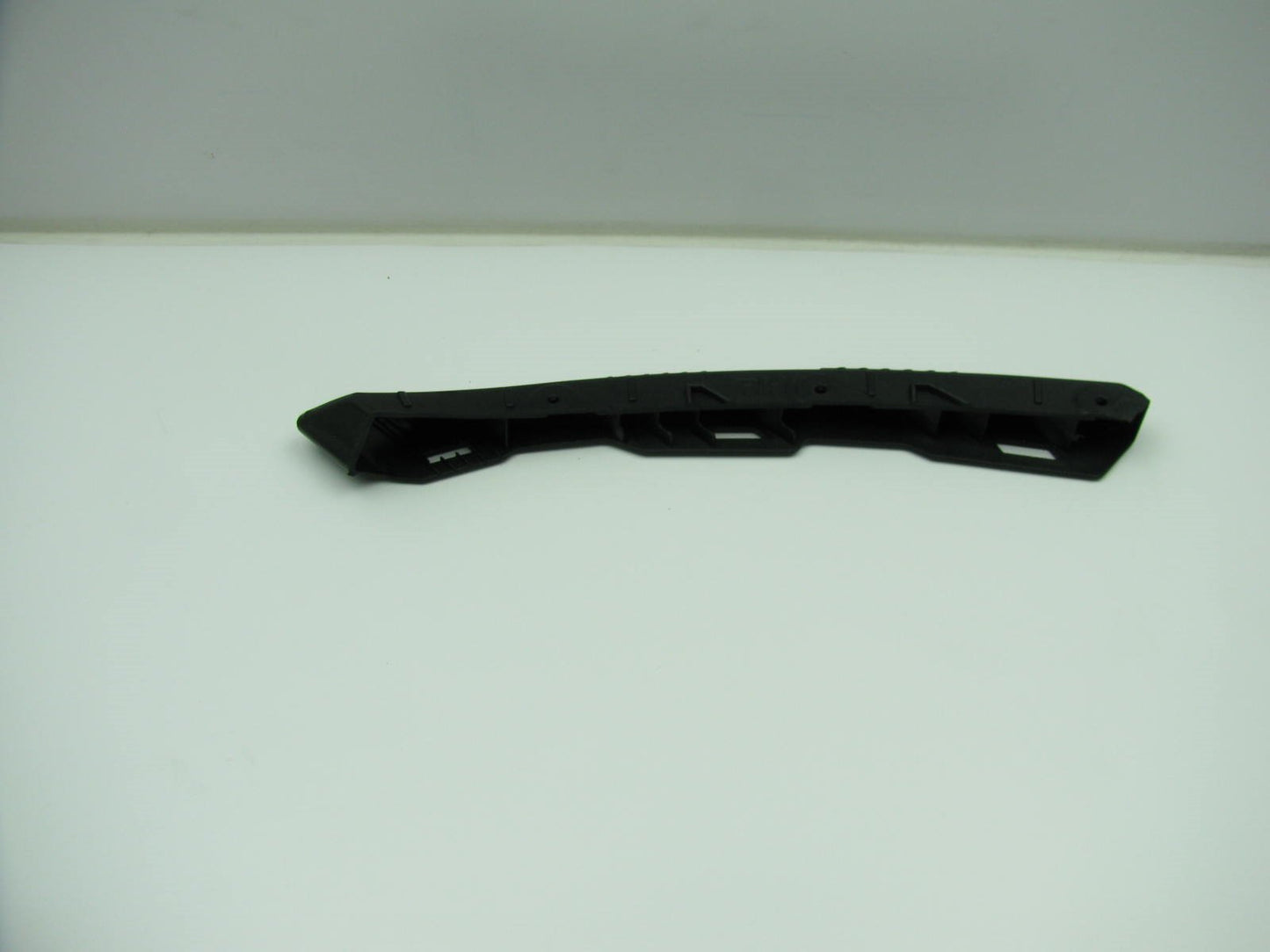 Front Bumper RIGHT Cover Side Mounting Bracket  OEM For 2013-2014 Elantra GT