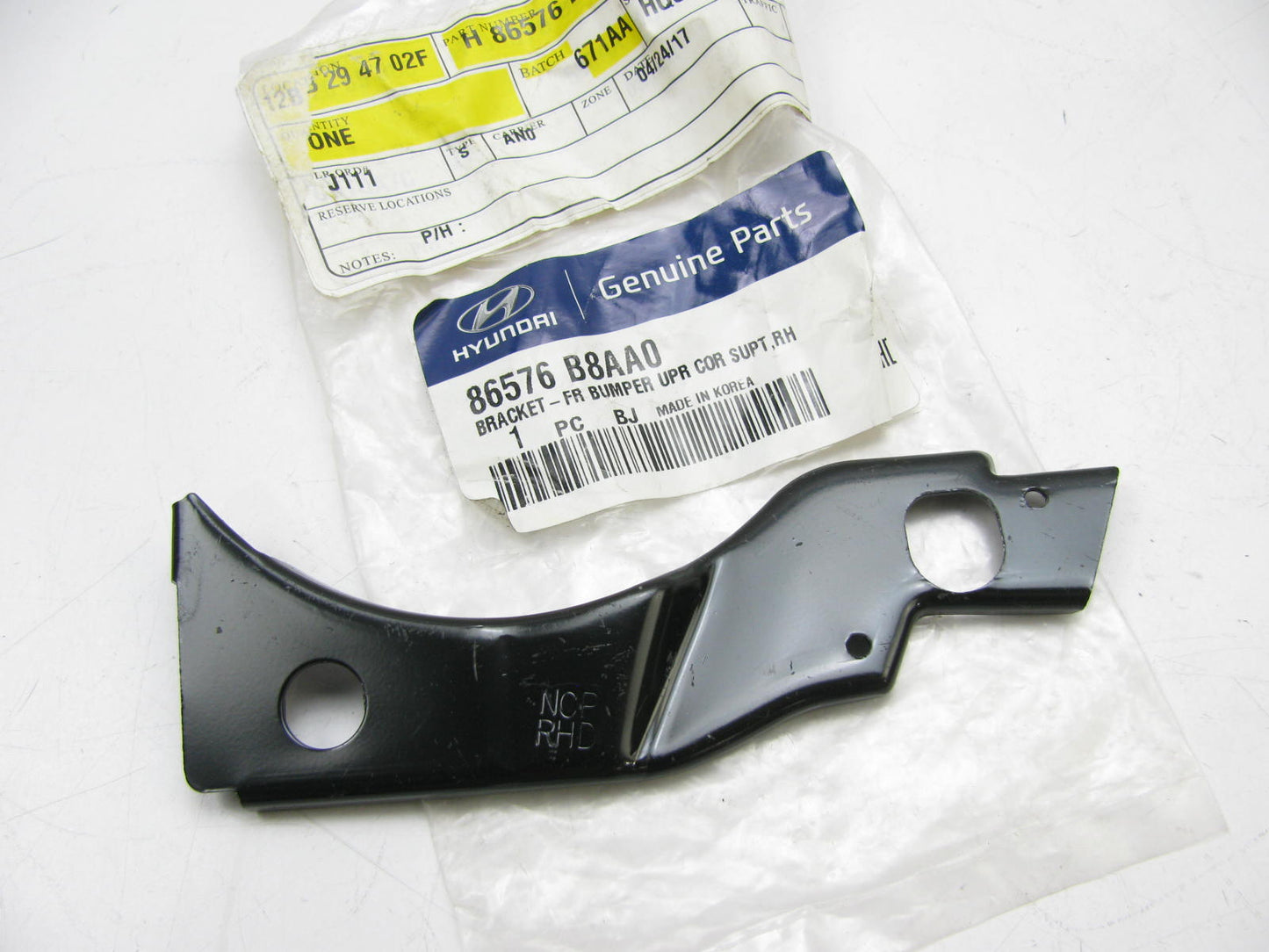 NEW Front Bumper Grille Bracket Right Outer OEM For 2017-19 Santa Fe 86576B8AA0