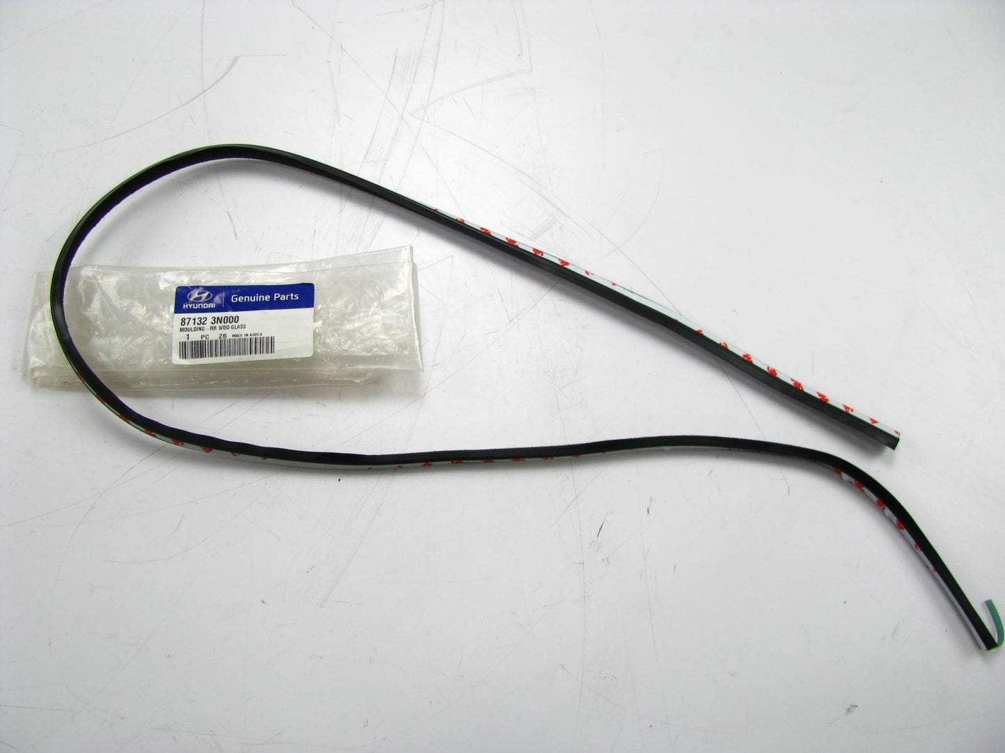 NEW REAR Back Window Glass Upper Moulding Seal Strip OEM For 11-16 Hyundai Equus