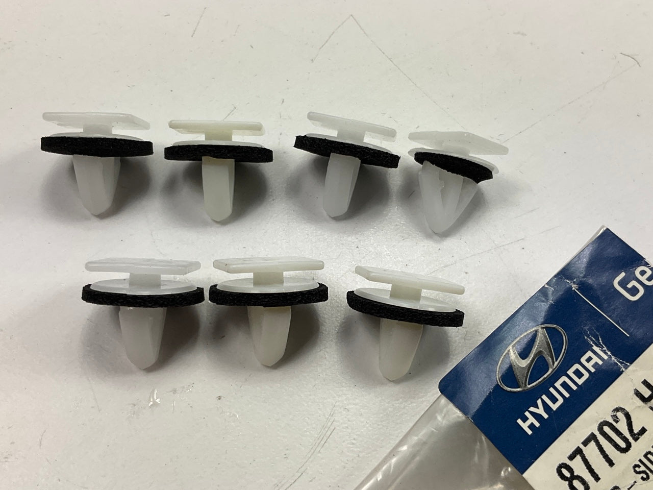 (7) NEW - OEM 87702H1000 Exterior Rocker Molding Clip For Hyundai