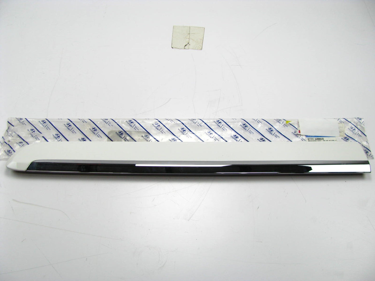 NEW GENUINE REAR Left Side Sliding Door Molding WHITE OEM For 2007-08 Entourage