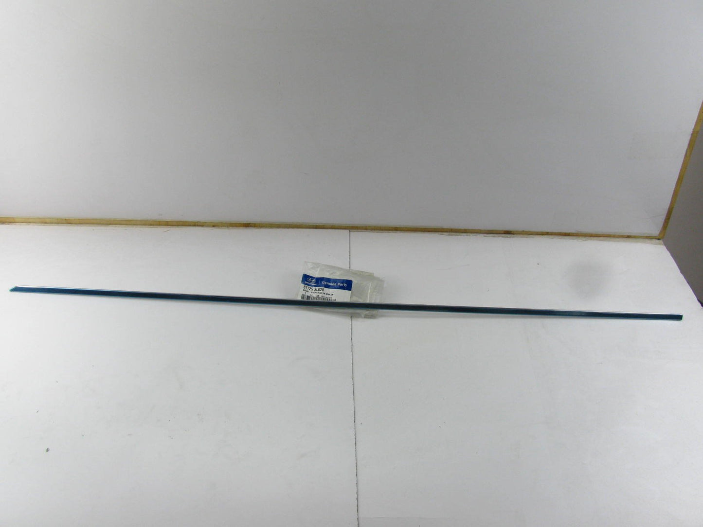 New Genuine FRONT LEFT Door Waste Line Moulding OUTSIDE Trim OEM For 06-11 Azera