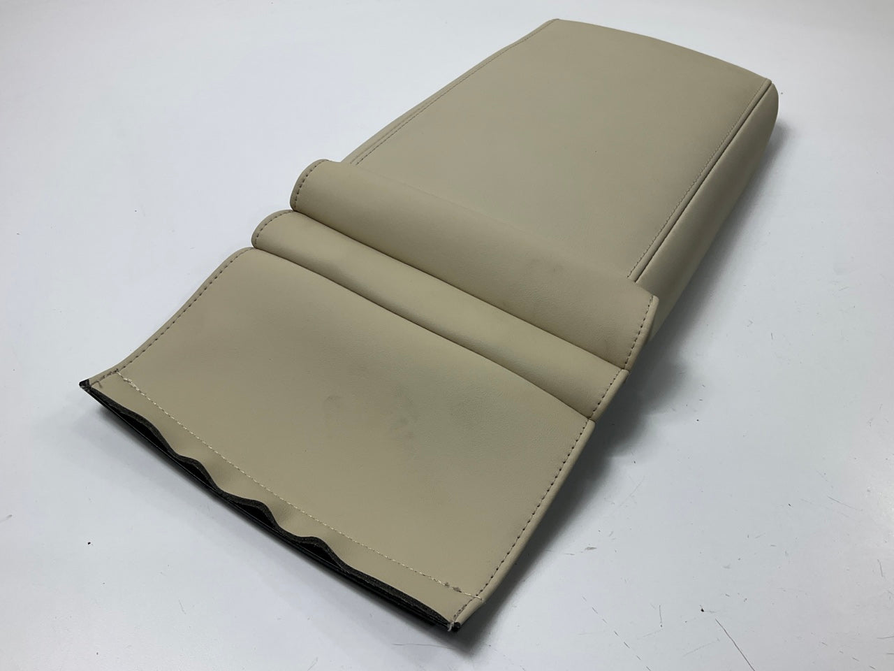 NEW Rear Seat Armrest Console Lid OEM For 2014-2015 Hyundai Equus 899183N200NVN