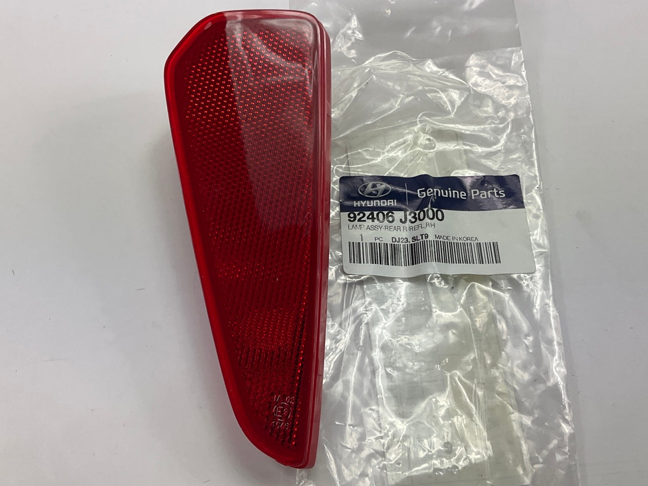 NEW - OEM 92406J3000 Rear Right Bumper Reflector For 2019-2021 Hyundai Veloster