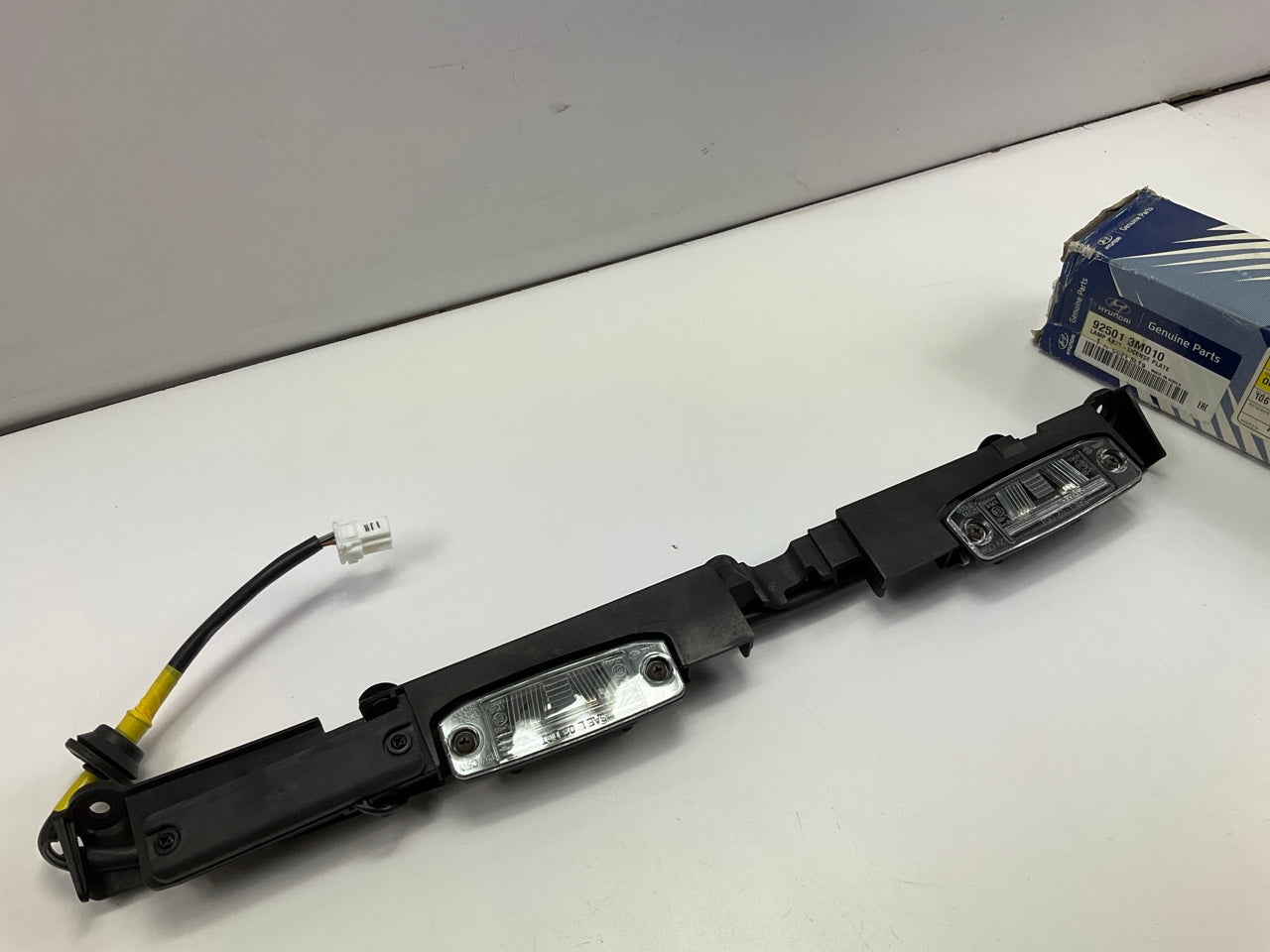 NEW License Plate Light Lamp OEM For 2010-2014 Genesis 925013M010