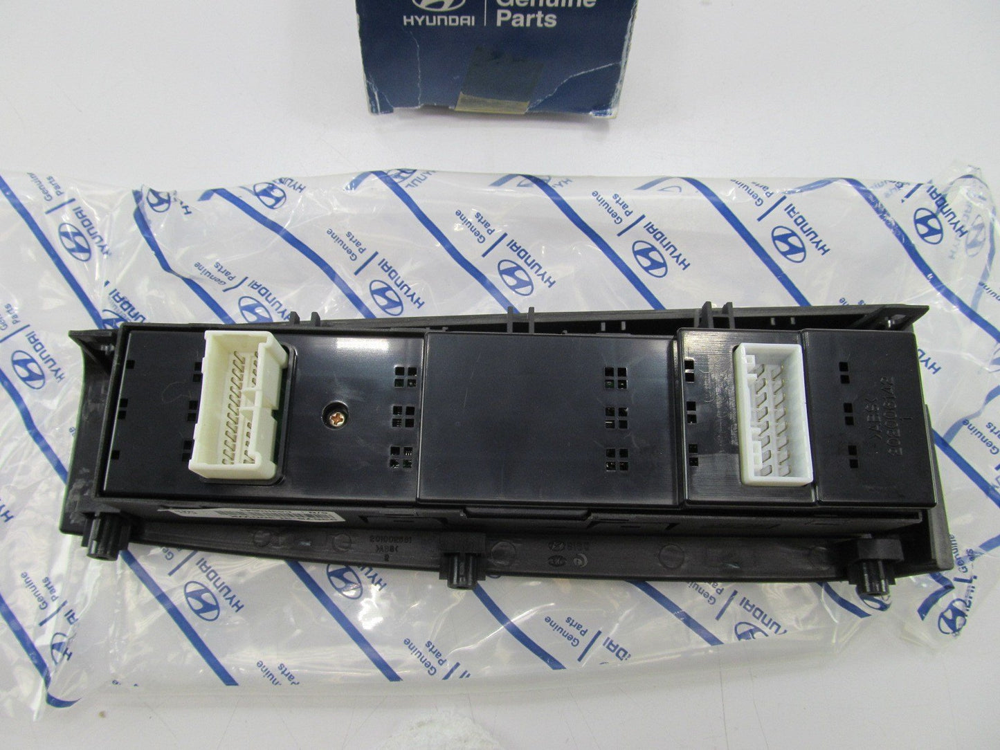 NEW - OEM 935753L300K7 Front Right Power Window Switch For 2006-11 Hyundai Azera