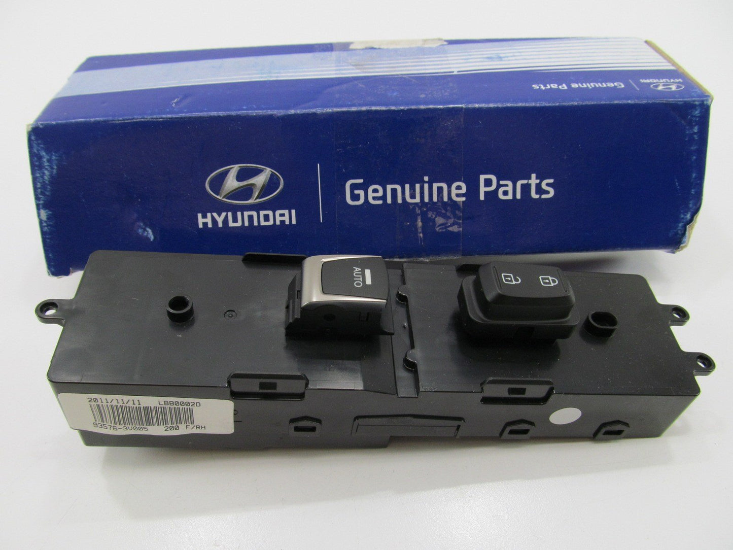 NEW - OEM 935763V005 Right Power Window Switch For 2011-2014 Hyundai Azera