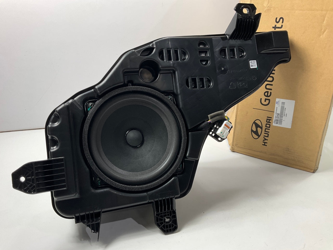 NEW Rear Subwoofer Speaker W/ Enclosure OEM For 19-21 Hyundai Tucson 96380D3150