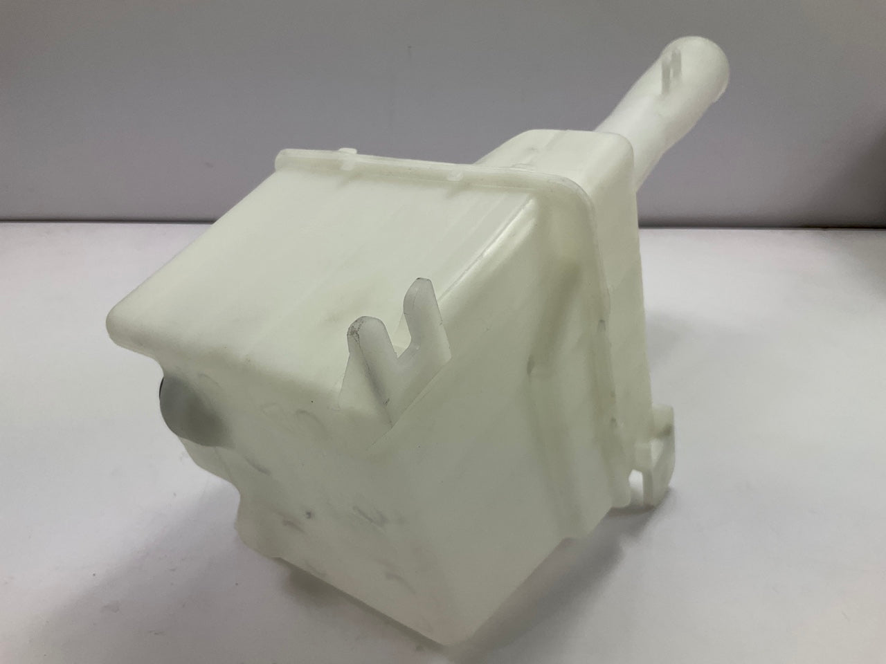 NEW Windshield Washer Bottle Reservoir Tank W/O CAP OEM For Hyundai 9862027000