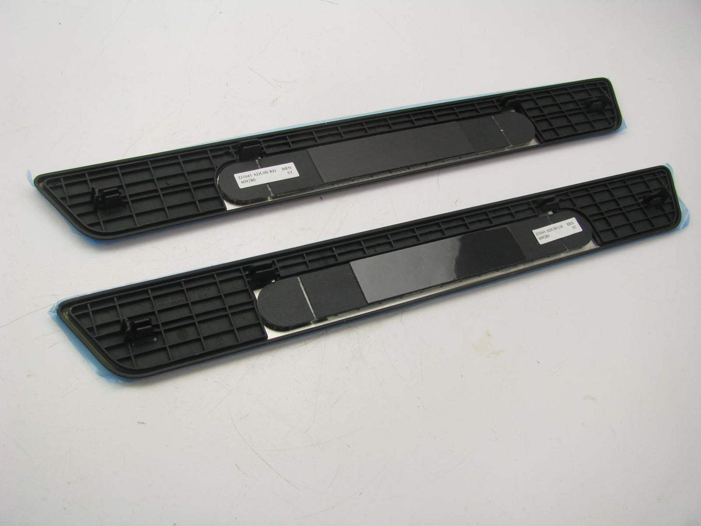 NEW - OEM FRONT Illuminated Door Sill Scuff Plates For 16-18 Hyundai Tucson
