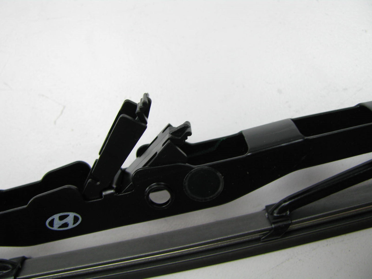 New Right Passenger Side Windshield Wiper Blade OEM For Hyundai U889000018