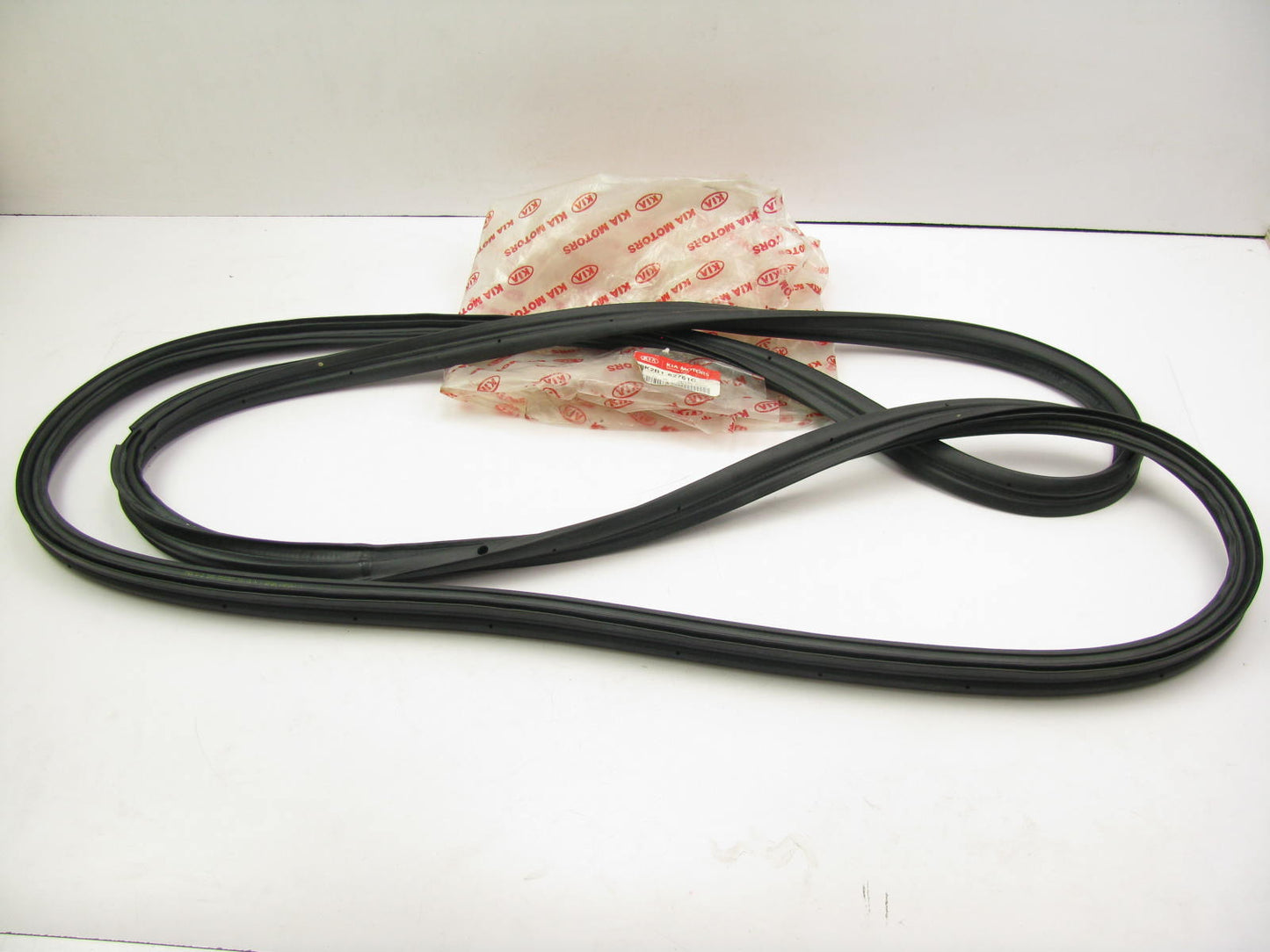 NEW GENUINE Liftgate Weatherstrip Seal OEM For 00-04 Kia Spectra 0K2B162761C