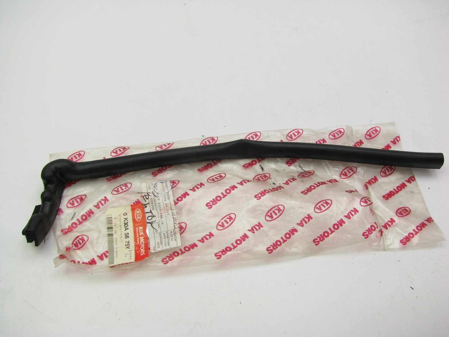 New Genuine Left Side Hood Fender Weatherstrip Seal For 01-02 Kia Rio 0K30A5675Y