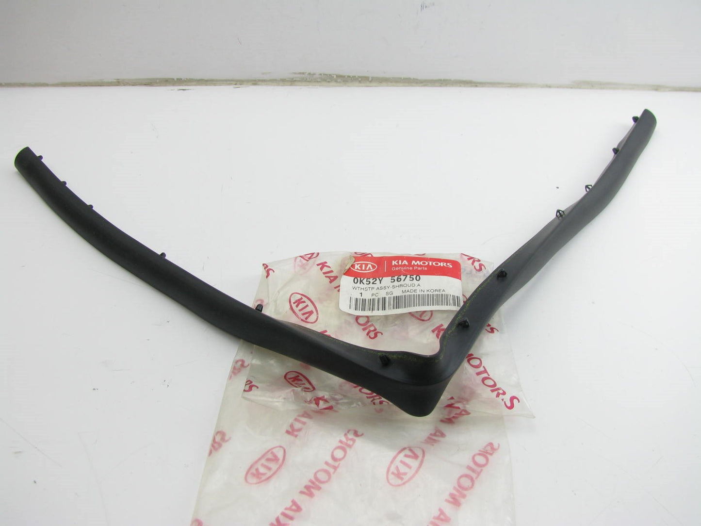 New Genuine Hood Weatherstrip Shroud Seal OEM For 2002-05 Kia Sedona 0K52Y56750