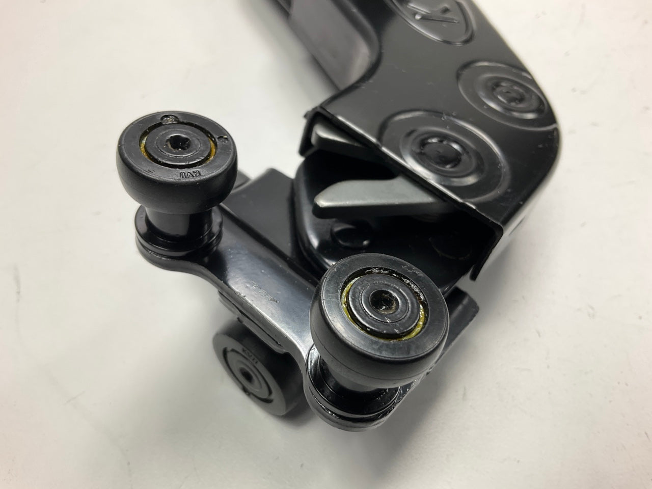 Left Drivers Side Sliding Slide Door Lower Roller OEM For 2002-2005 Kia Sedona