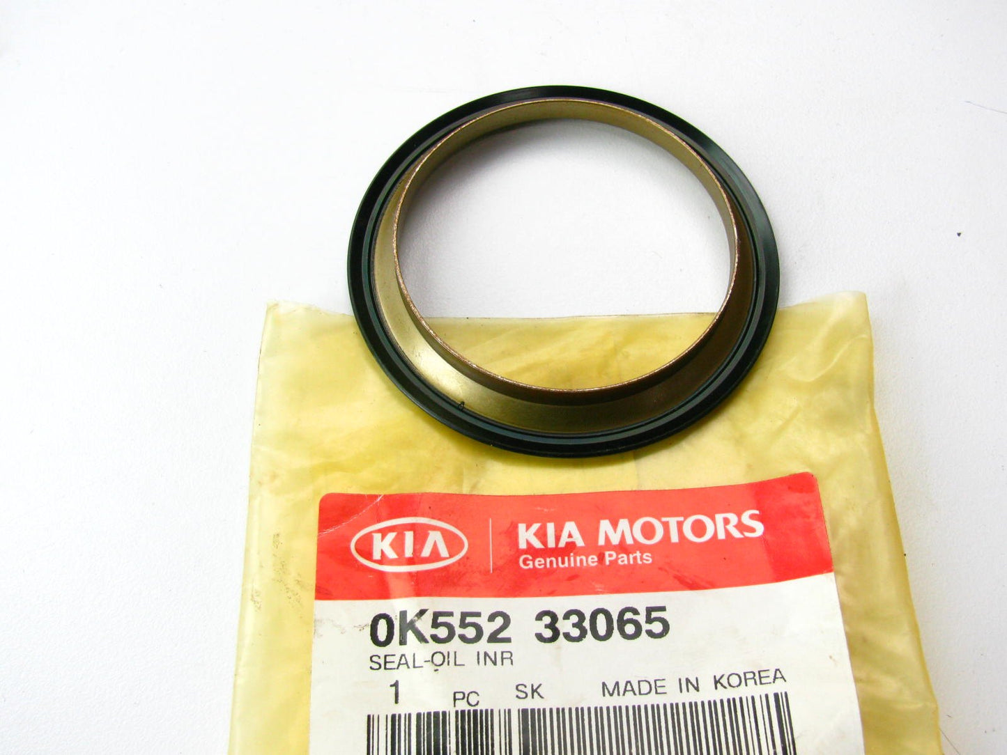 New Genuine Driveshaft Inner Oil Seal OEM For 2004-2006 Kia Sedona 0K55233065