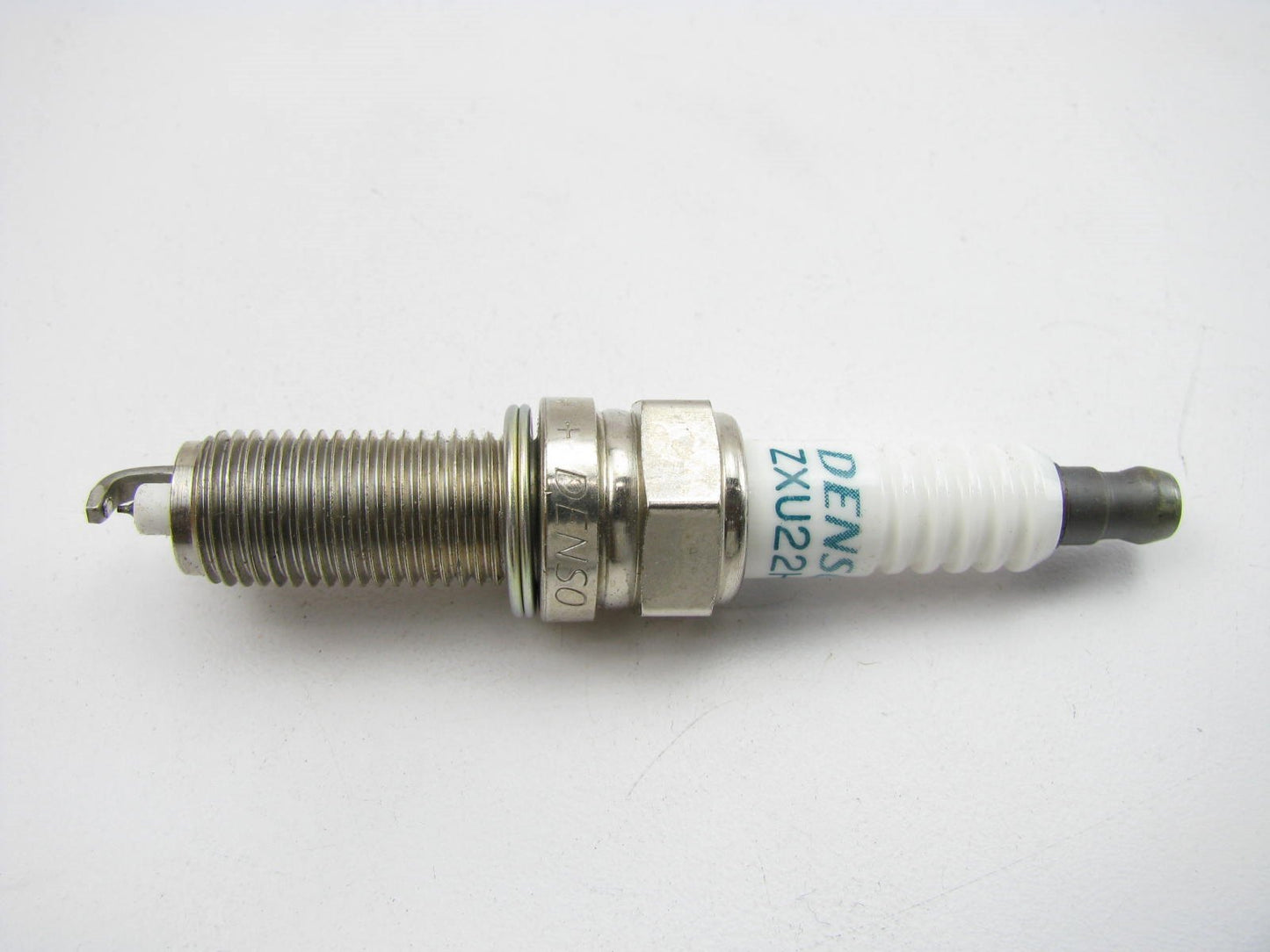 (1) NEW - OEM GENUINE Spark Plug DENSO ZXU22 For Kia 1884708220