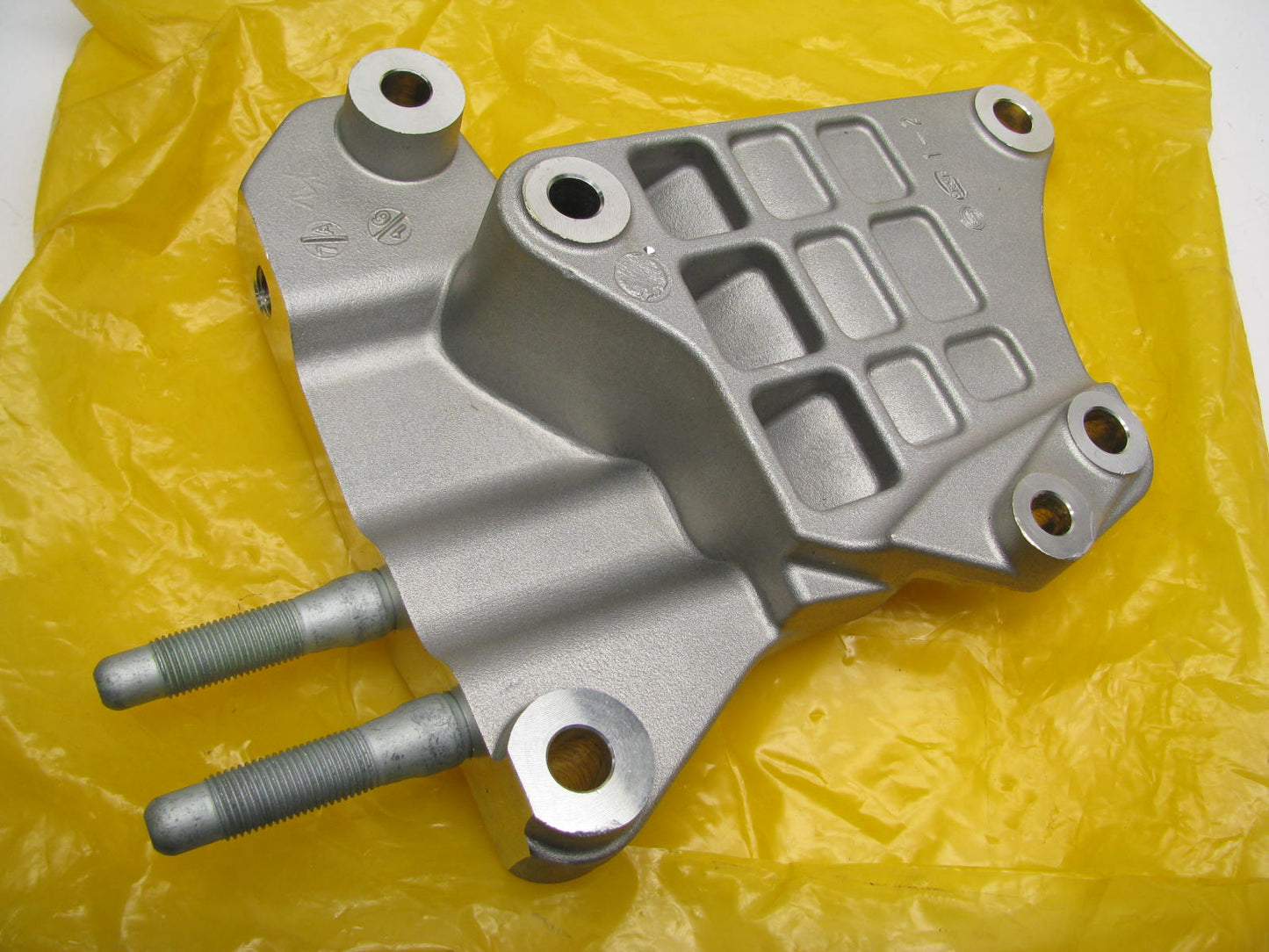 NEW Genuine OEM 216702GGB0 Lower Transmission Mount Bracket For Kia