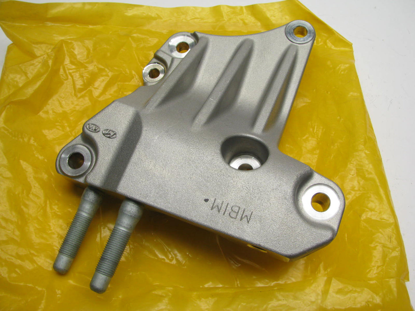 NEW Genuine OEM 216702GGB0 Lower Transmission Mount Bracket For Kia