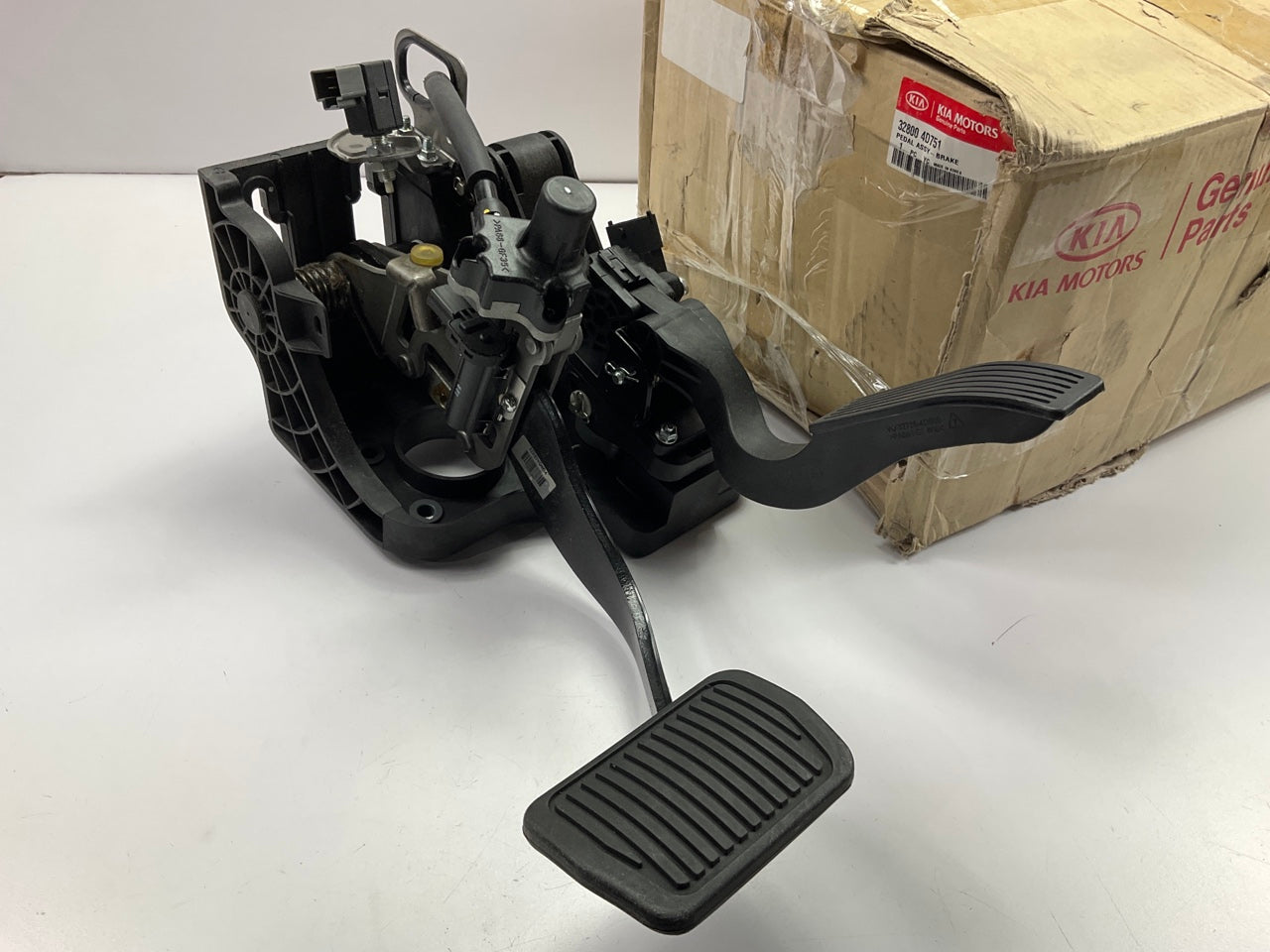 NEW Brake & Gas Pedal Assembly OEM For 2007-2014 Kia Sedona 328004D751