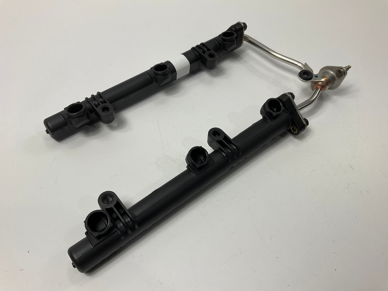 NEW GENUINE Empty Fuel Rail OEM For 2006-2014 Kia Sedona 353043CAC0