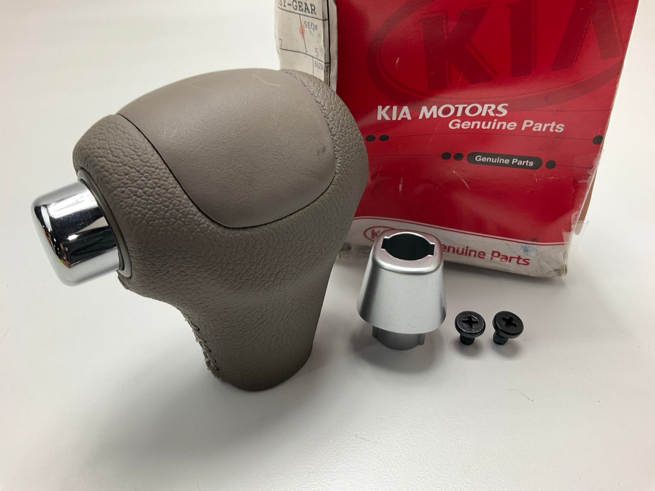 NEW Auto Trans Gear Shift Knob, Beige, OEM For 2006-2014 Kia Sedona 467204D400BQ