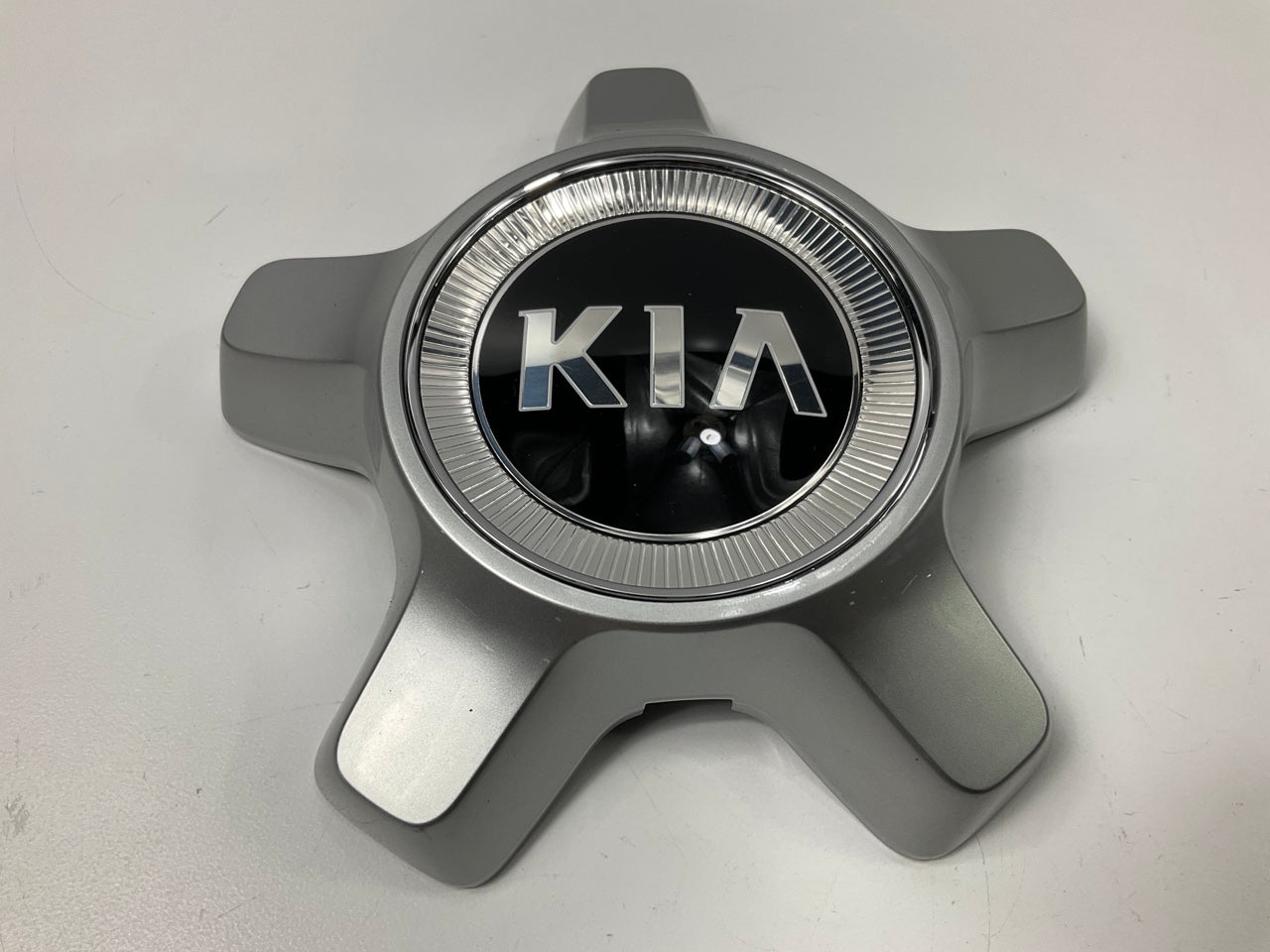 NEW GENUINE Wheel Center Cap OEM For 2015 Kia K900 529603T100