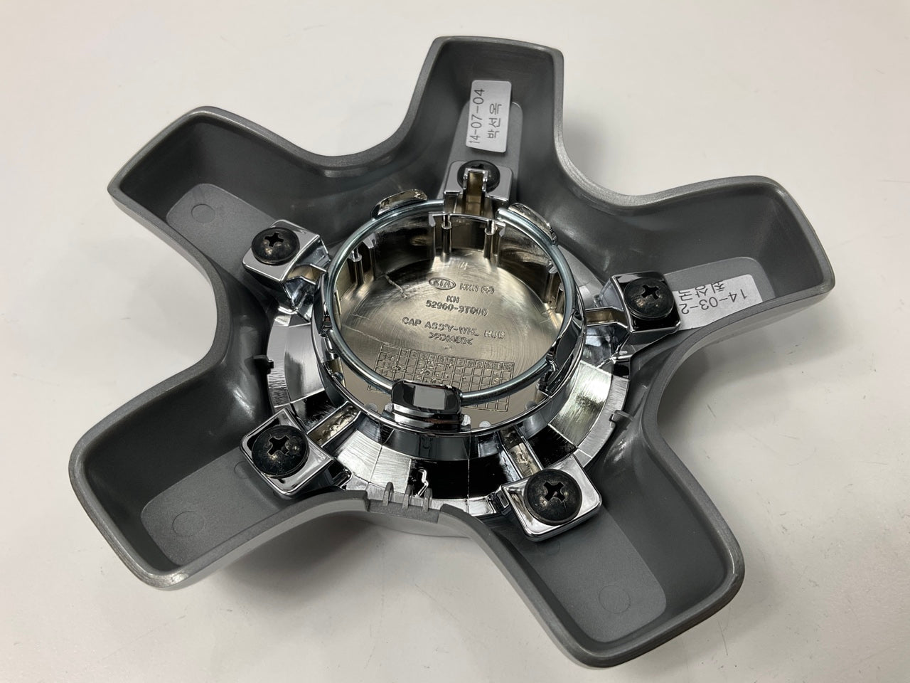 NEW GENUINE Wheel Center Cap OEM For 2015 Kia K900 529603T100