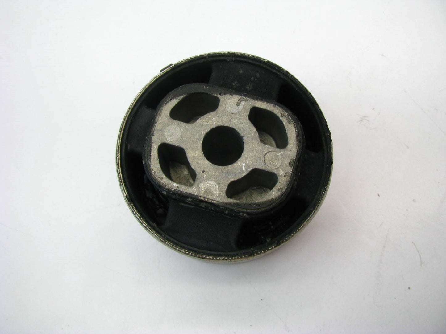 New Rear Suspension Crossmember Forward Bushing OEM For 15-17 Kia K900