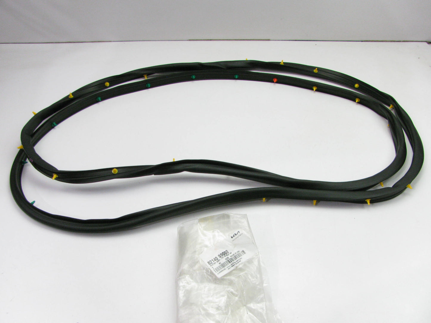 NEW Front Right Weatherstrip Seal (On Door) For 2020-24 Kia Telluride 82140S9000