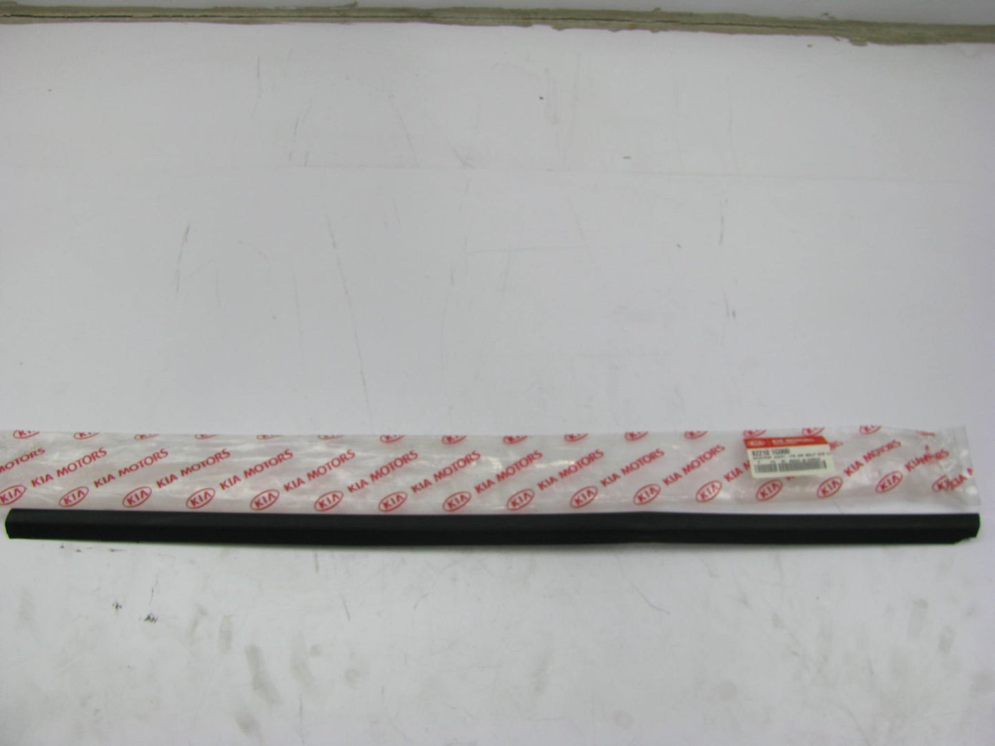 NEW - OEM Front Left Side Outer Door Weatherstrip Seal For 05-06 Rio 822101G000