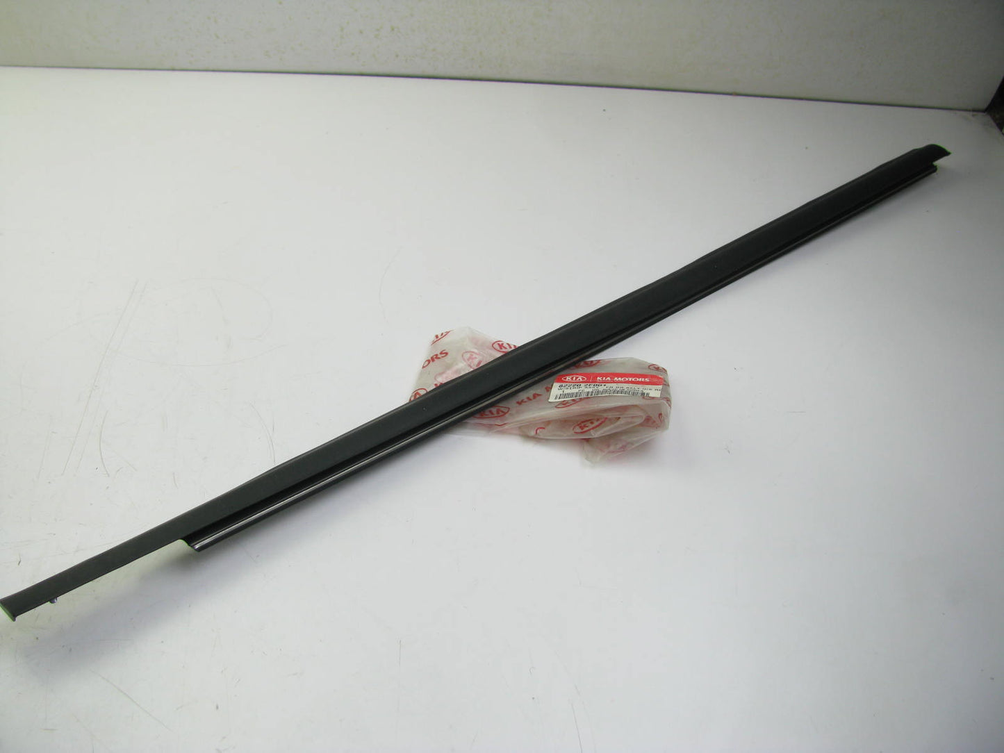 NEW - OEM 822202F001 Front Right Weatherstip Seal For 2004-2009 Kia Spectra