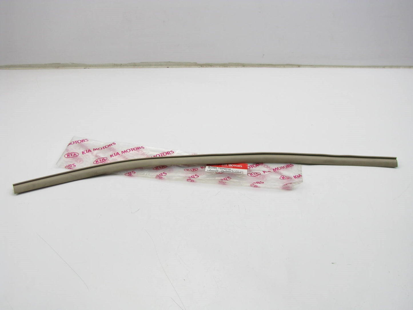 New FRONT RIGHT Door LOWER Weatherstrip Seal OEM For 2006-10 Optima 823662G000S8