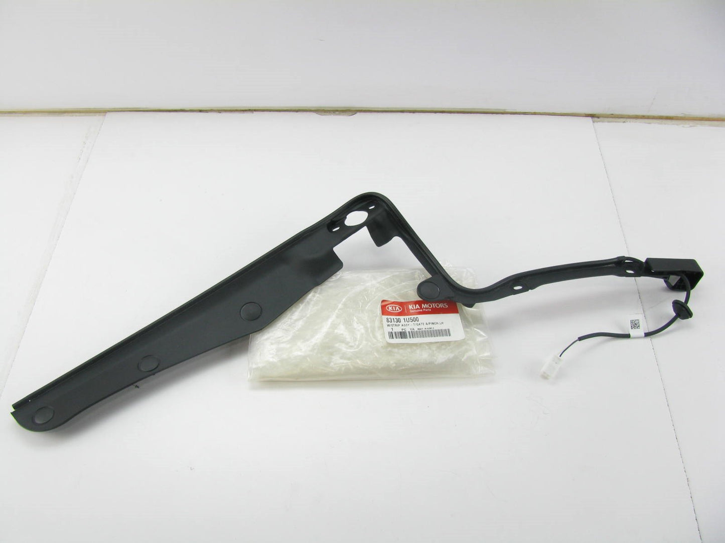 New Left Side Tailgate Liftgate Weatherstrip Seal OEM For 2013-2014 Kia Sorento