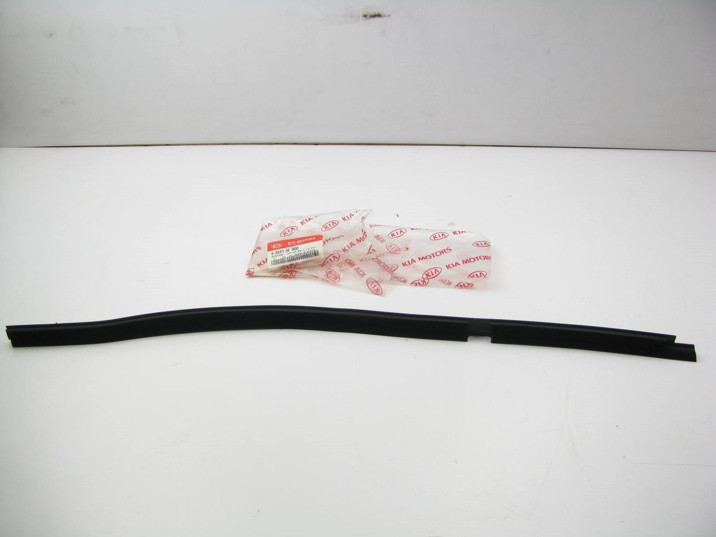 REAR Right Door Window Belt Weatherstrip Seal OEM For 2006-09 Sorento 833413E000