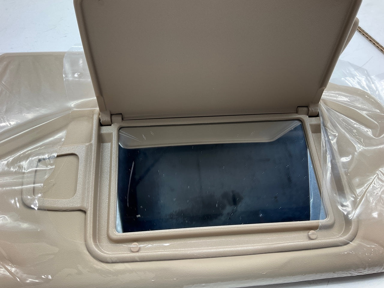 Right Passengers Beige Sun Visor OEM For 07-10 Kia Rondo W/ Sunroof 852021D040RU