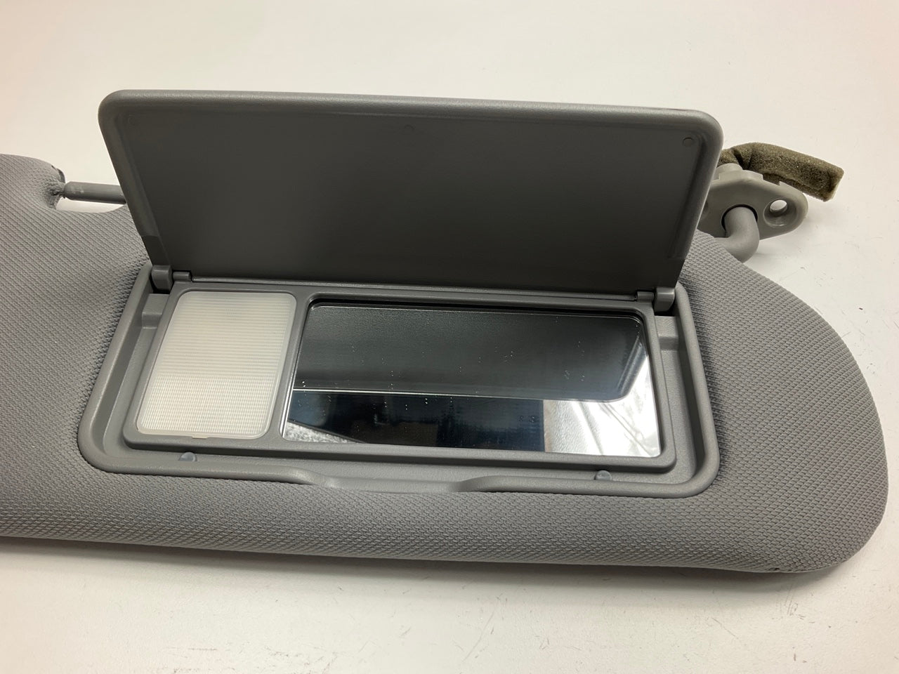 Right Passengers Side Gray Sun Visor OEM For 2005-2007 Kia Sorento 852023E071CY