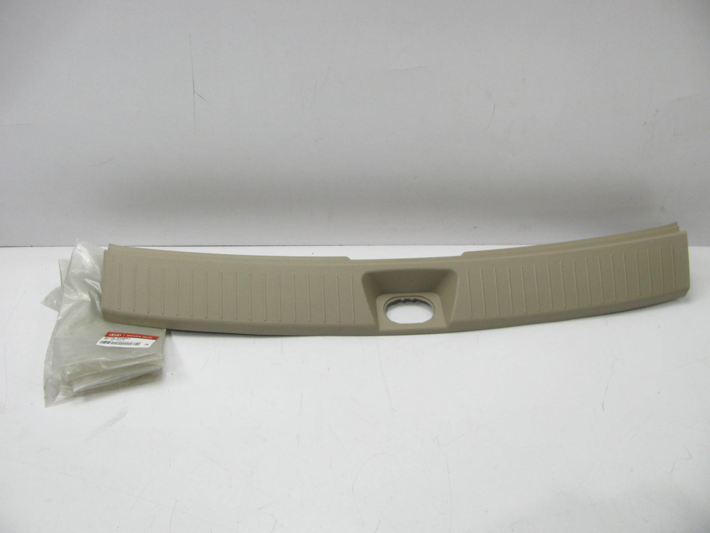 NEW Rear Liftgate Trim Scuff Plate BEIGE OEM For 05-10 Kia Sportage 857701F000EZ