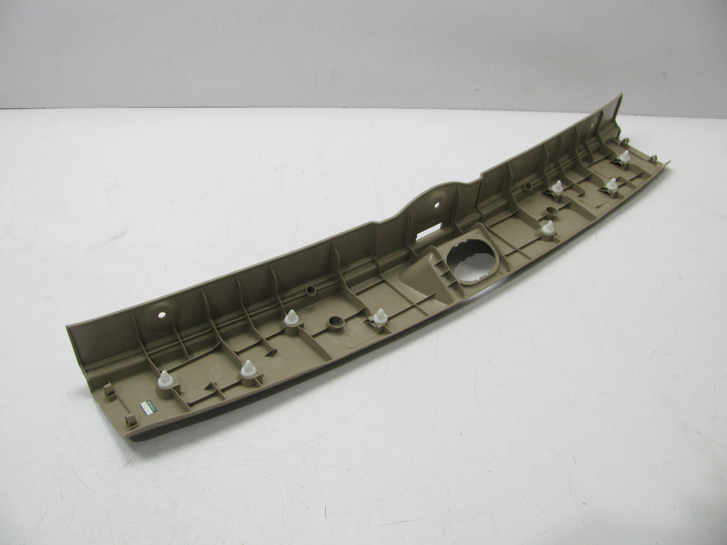 NEW Rear Liftgate Trim Scuff Plate BEIGE OEM For 05-10 Kia Sportage 857701F000EZ