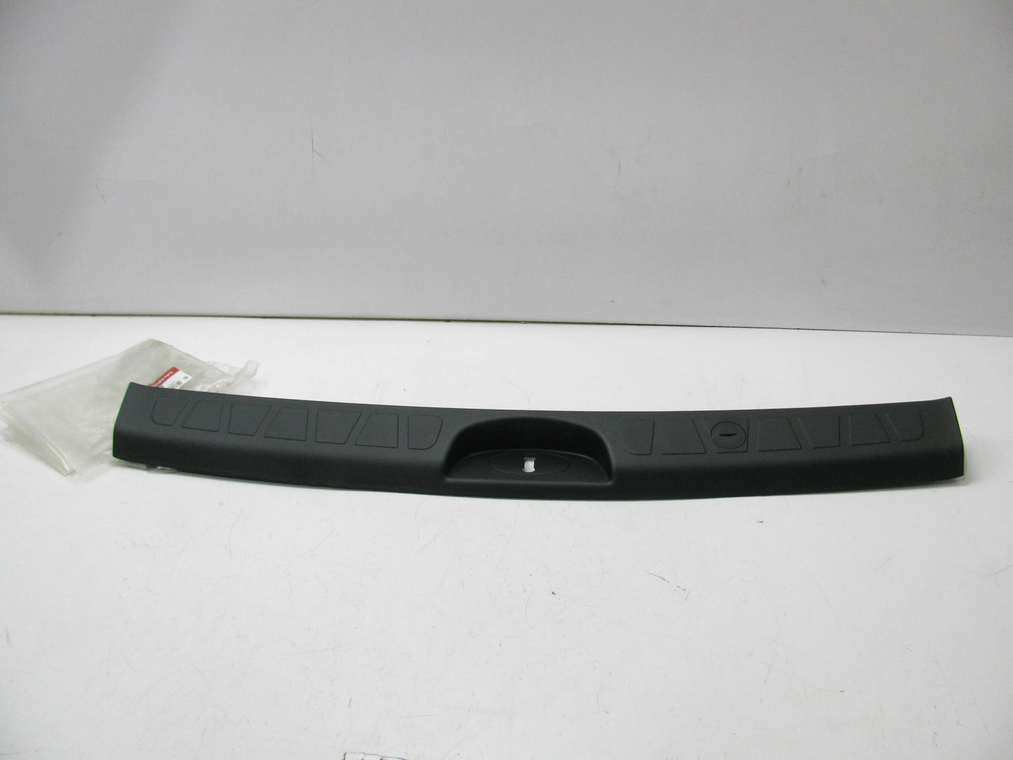 NEW - OEM 857702J000WK Rear Hatch Trim Scuff Sill Plate For 2009 Kia Borrego