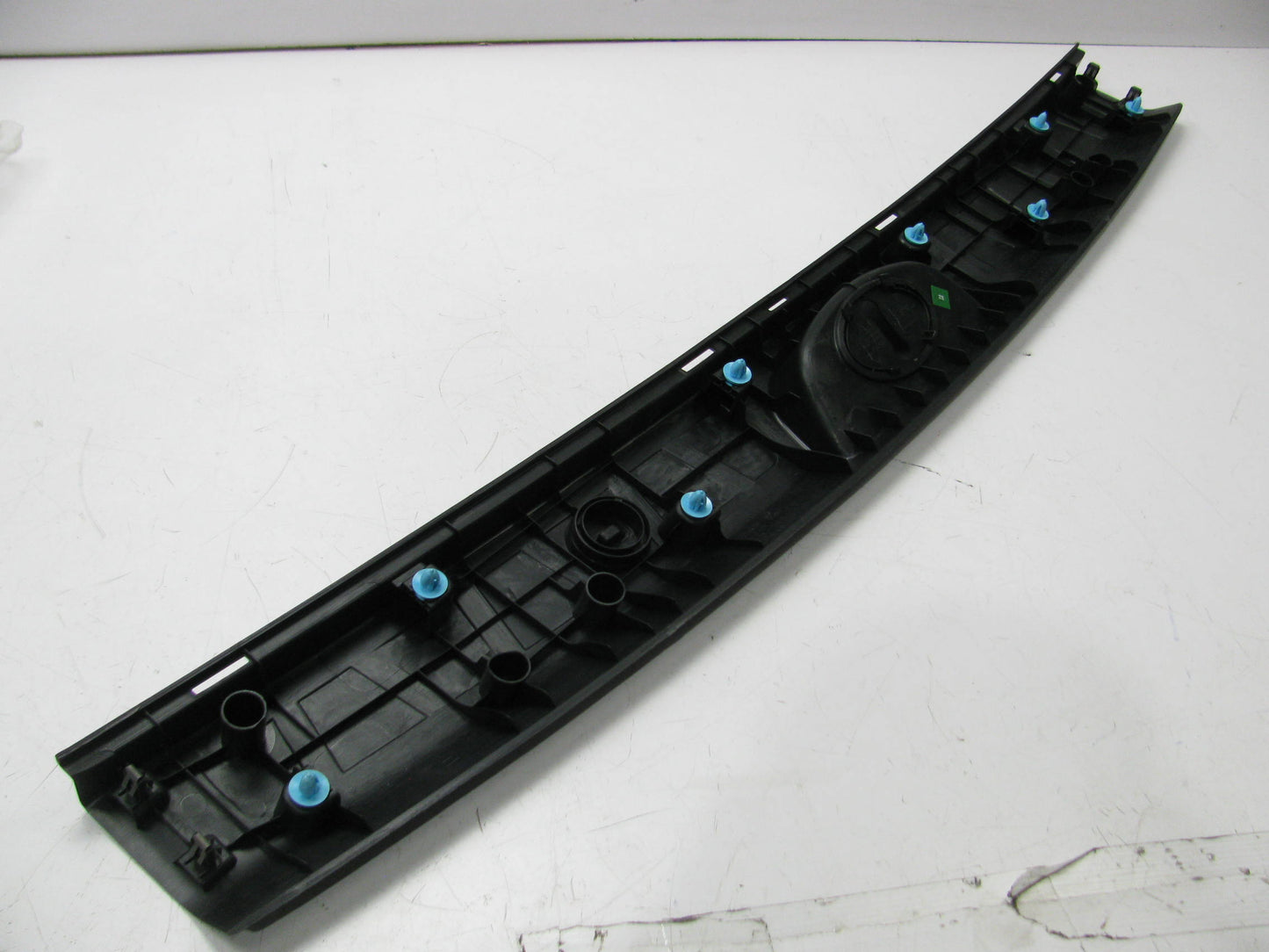 NEW - OEM 857702J000WK Rear Hatch Trim Scuff Sill Plate For 2009 Kia Borrego