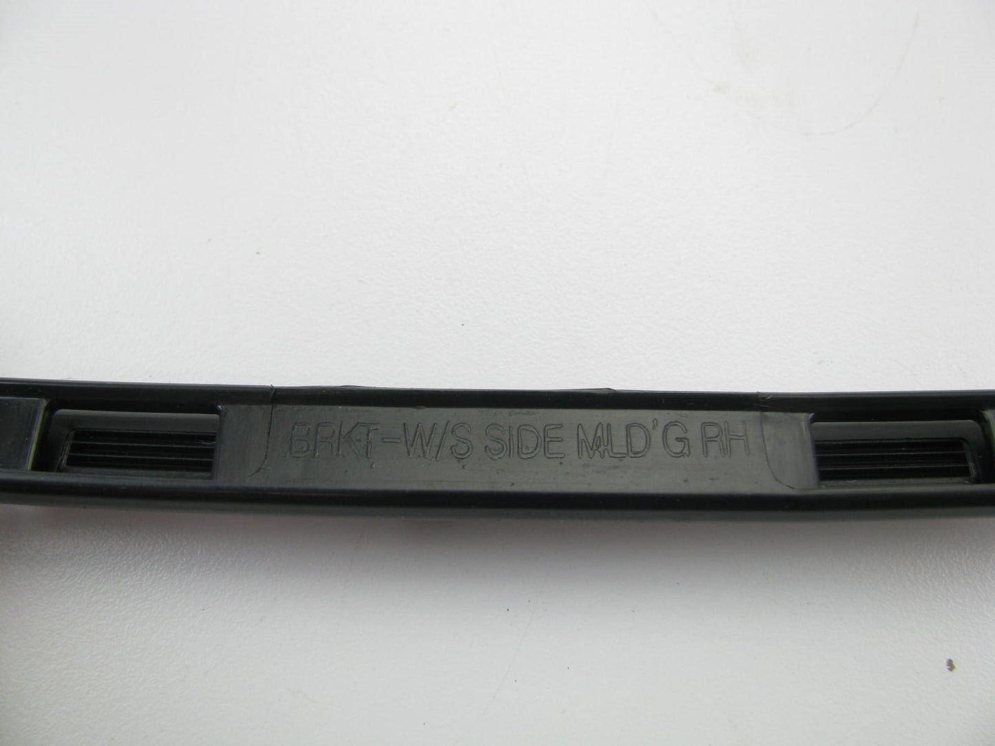 NEW - OEM RIGHT Windshield Moulding Retainer Bracket For 2015-2016 KIA K900