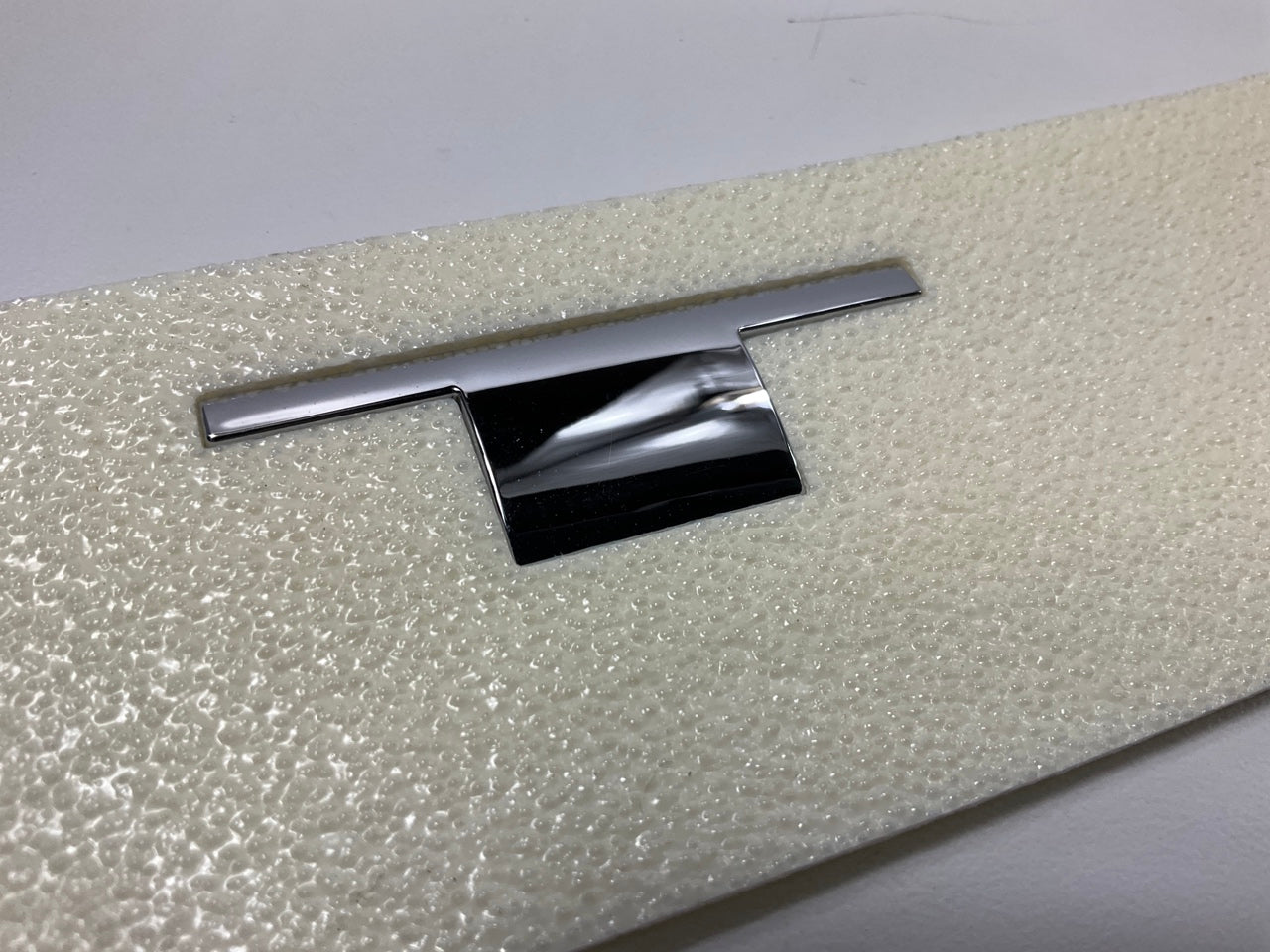 NEW GENUINE Front Hood Emblem OEM For 2020-2022 Kia Telluride 86310S9010