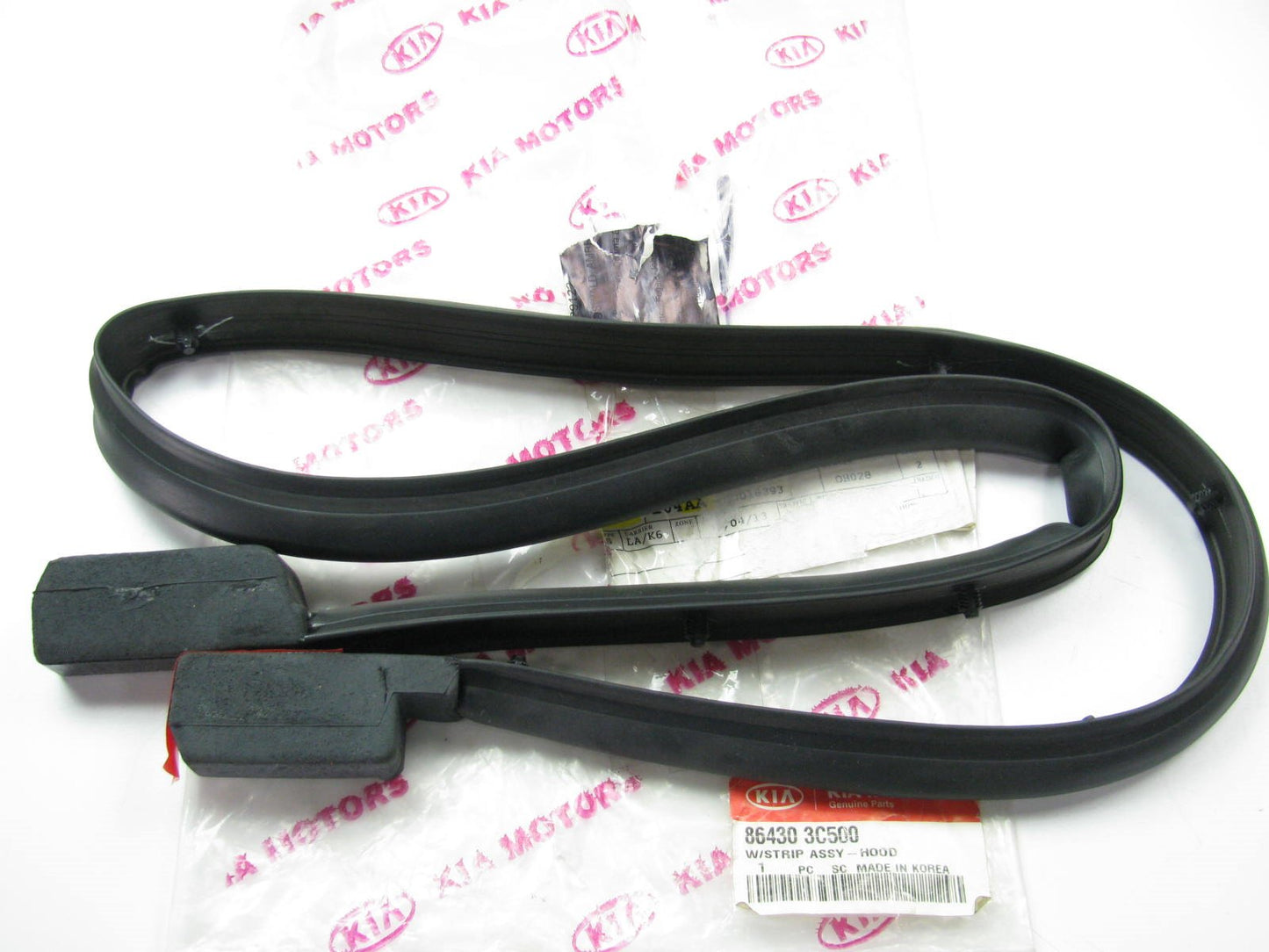 New Genuine Hood Weatherstip OEM For 2003-2006 KIA Optima  864303C500