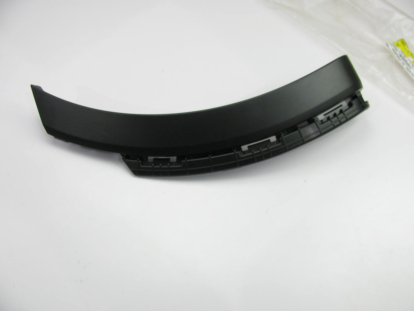 Front Right Bumper Molding Extension OEM For 2016-2018 Kia Sorento 86586C6200