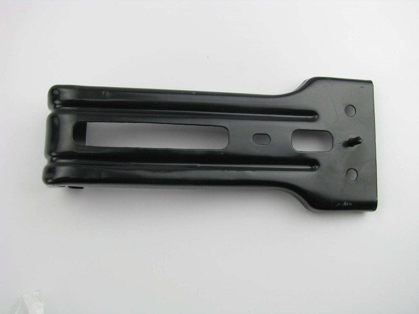 NEW - OEM Rear Bumper Cover Lower Brace Bracket For 2003-06 Sorento 866933E000