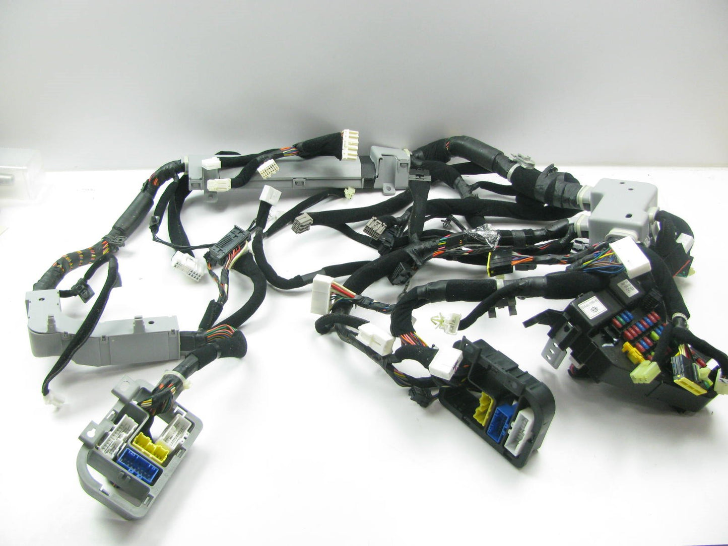 NEW Main Fuse Box Wire Wiring Harness For 05-07 Kia Sportage 2.7L 911051F190