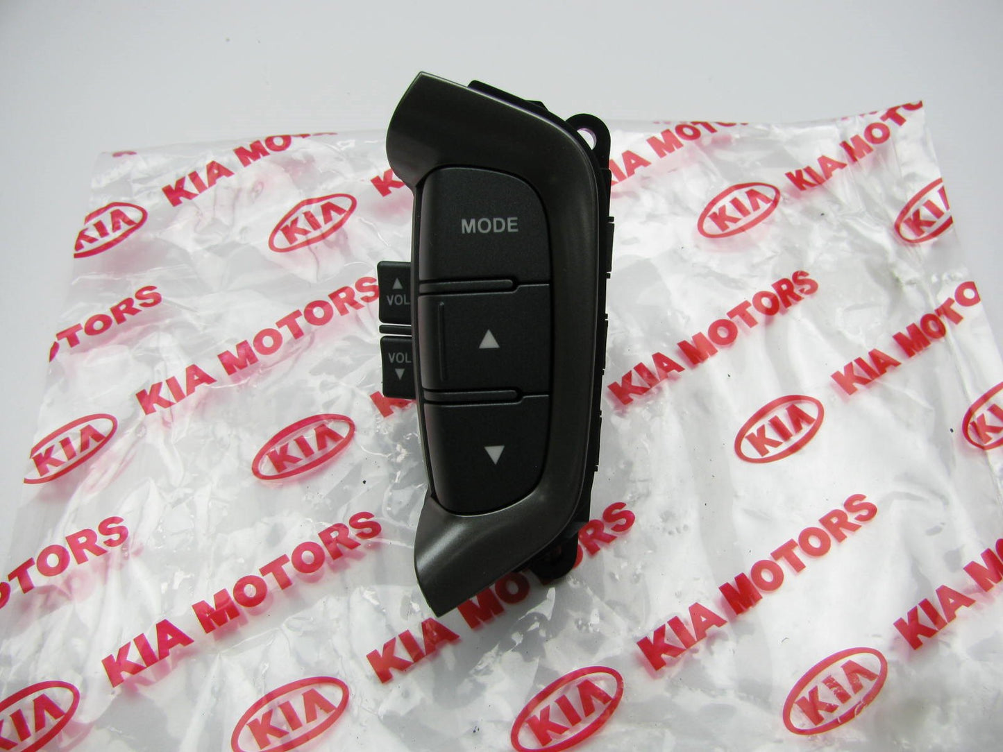 NEW - OEM GENUINE Left Steering Volume Control Switch For Kia 09-10 Optima