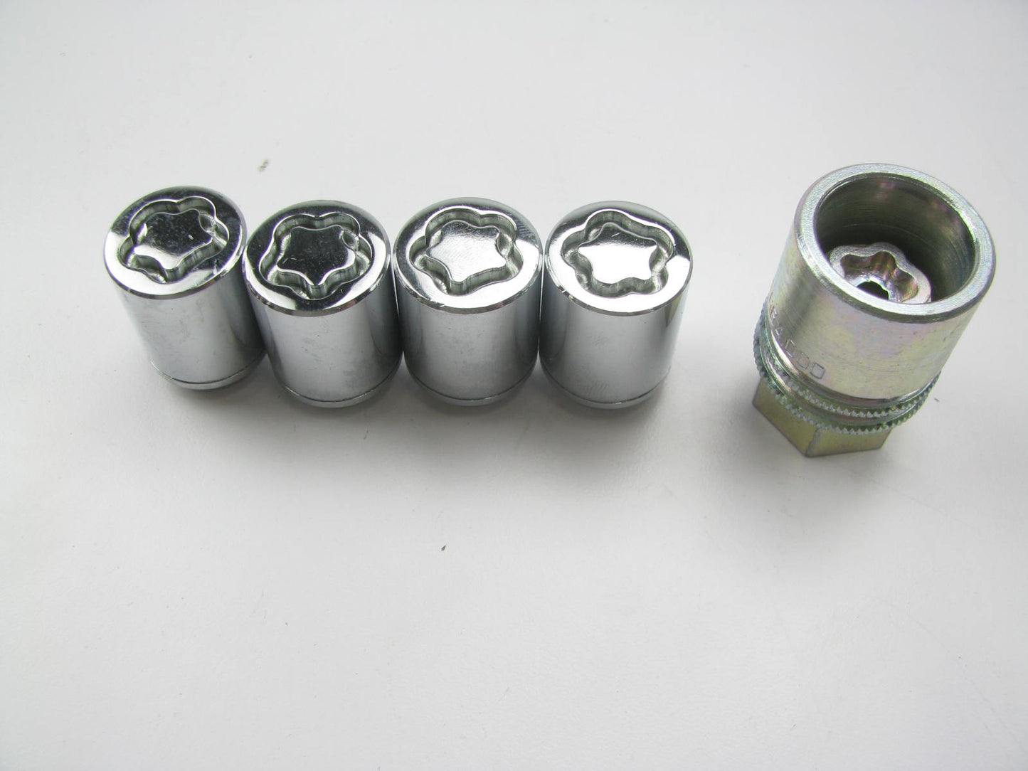 NEW Locking Wheel Lock Lug Nut Set W/ Key OEM For 06-12 Kia Sedona UM040WLP02