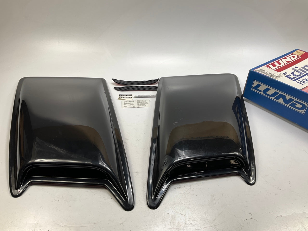 Lund 80002 Eclipse Medium Hood Scoops